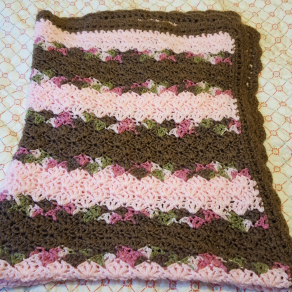 Crochet throw with rosettes